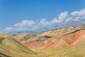 Herrliche Landschaft mit roten Bergen im Gulcha-Tal