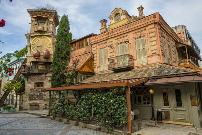 Der schiefe Uhrenturm in der Altstadt Tiflis
